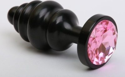 Чёрная ребристая анальная пробка с розовым кристаллом - 7,3 см.  Цена 2 116 руб. Длина: 7.3 см. Диаметр: 2.9 см. Металлическая анальная пробка с ограничительным основанием для безопасного использования и кристаллом. Страна: Китай. Материал: металл.