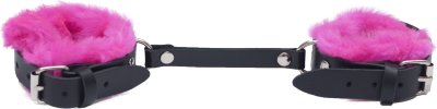 Черные базовые наручники из кожи с розовой опушкой  Цена 1 403 руб. Базовые наручники, самая доступная и при этом функциональная, качественная модель. Особенности: - черная натуральная кожа (1,8-2 мм), один слой - мех с коротким ворсом - никелированная металлическая фурнитура - размеры регулируются пряжкой (обхват 12-17 см) - ширина манжеты без меха - 2 см, с мехом - 4 см. Страна: Россия. Материал: мех, натуральная кожа, металл.