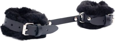 Черные базовые наручники из кожи с опушкой  Цена 1 403 руб. Базовые наручники, самая доступная и при этом функциональная, качественная модель. Особенности: - черная натуральная кожа (1,8-2 мм), один слой - мех с коротким ворсом - никелированная металлическая фурнитура - размеры регулируются пряжкой (обхват 12-17 см) - ширина манжеты без меха - 2 см, с мехом - 4 см. Страна: Россия. Материал: мех, натуральная кожа, металл.
