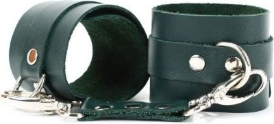 Изумрудные наручники Emerald Handcuffs  Цена 2 167 руб. Наручники выполнены из натуральной кожи изумрудного цвета. Металлическая пряжка крепко удерживает в подчинении, кожаное соединение на карабинах фиксирует наручники вместе. Ремни позволяют выбрать нужный размер, подойдут на обхват руки от 15 до 26 см. Стильный аксессуар поможет воплотить эротические фантазии в реальность. Ширина - 6 см. Длина соединения - 15 см. Страна: Россия. Материал: натуральная кожа.