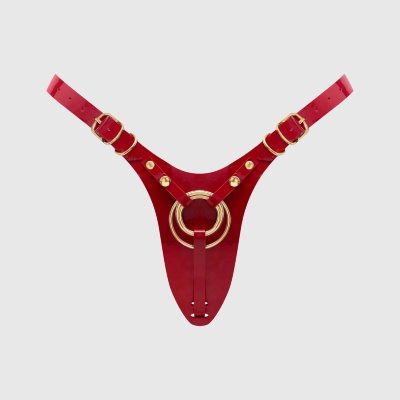 Красный пояс для фиксации насадок Strap-On-Me Leatherette Harness Fabulous  Цена 12 890 руб. Роскошный пояс для страпона Fabulous бросает вызов условностям, переосмысливая классические стринги через призму бескомпромиссного гламура. Каждая деталь тщательно продумана: минималистичная спинка-стринги деликатно подчеркивает линию ягодиц, а глянцевое лаковое покрытие придает люксовый вид. Регулируемые лямки обеспечивают идеальную посадку и полную свободу движений. Три сменных металлических кольца гарантируют надежное крепление фаллоимитаторов разного размера. Диаметр колец - 3,5, 4 и 5 см. Страна: Франция. Материал: полиуретан.