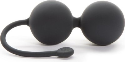 Вагинальные шарики Tighten and Tense Silicone Jiggle Balls Длина: 16.5 см. Диаметр: 4 см. Вагинальные шарики Tighten and Tense из оригинальной коллекции Fifty Shades of Grey, которая посвящена мировому бестселлеру 50 оттенков серого будут скользить внутри, а ваши вагинальные мышцы сжимать их, чувствуя каждое движение и перекат. Полностью заключенные в приятный силикон, эти шарики надежно соединены между собой и имеют петлю для легкого извлечения, что дает вам полное спокойствие во время их использования, а их вес (70 гр) идеально подойдет для начинающих. Шарики имеют смещенные центры тяжести, активирующие ваши ощущения во время физической деятельности, что обеспечивает приятную тренировку влагалищных мышц для поддержания их упругости и эластичности. Рабочая длина - 8,8 см. Страна: Китай. Материал: силикон.