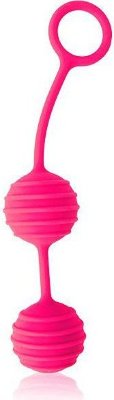 Розовые вагинальные шарики с ребрышками Cosmo  Цена 854 руб. Диаметр: 3.1 см. Вагинальные шарики изготовлены из высококачественного силикона. Обладают бархатистой структурой и очень приятны на ощупь. Выполнены в красивом сочном цвете. Секс-игрушка имеет смещенный центр тяжести (внутри каждого шарика находятся шарики меньшего размера, которые перекатываются во время движения), что позволяет эффективно тренировать мышцы интимных органов. Соприкасаясь со стенками влагалища, ребристая поверхность изделия подарит новые необычные ощущения. Удобный шнурок-хвостик с кольцом позволит легко извлечь аксессуар после использования. Страна: Китай. Материал: силикон.