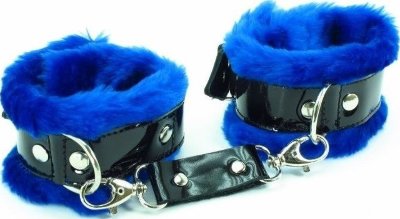 Синие наручники с мехом BDSM Light  Цена 2 446 руб. Наручники выполнены из синего меха на ремнях из черной натуральной лакированной кожи. Металлическая пряжка крепко удерживает в подчинении, кожаное соединение на карабинах фиксирует наручники вместе, ремни позволяю выбрать нужный размер, подойдут на обхват от 18 до 27 см. Мягкий мех обеспечит комфортное пребывание в образе, помогая полностью погрузиться в БДСМ игру. Ширина - 7 см. Длина соединения - 12 см. Страна: Россия. Материал: натуральная кожа.