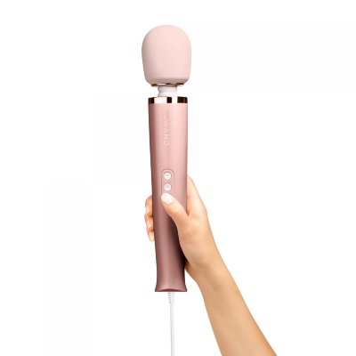 Проводной жезловый вибромассажер Le Wand Powerful Plug-In Vibrating Massger - 34 см. Длина: 34 см. Диаметр: 6.2 см. Бывали ли у вас ситуации, когда игрушка разряжалась в самый нужный момент? В этом случае проводной вибромассажер легко правит балом! Просто подключите его к сети и будьте готовы кататься на непрерывных волнах удовольствия или используйте его с партнером для невероятного оргазмического сочетания непревзойденных вибраций и проникновения. Совместимый с силиконовыми насадками и текстурными чехлами, он лучший в своей категории. Благодаря удлиненному 2-ух метровому шнуру вы сможете испытывать удовольствие в любом месте, где есть сеть, не жертвуя при этом временем и удовольствием. Имеет 10 скоростей и 6 моделей вибрации. Непревзойденное удовольствие и право выбора теперь в ваших руках. Страна: Китай. Материал: анодированный пластик, силикон. Батарейки: работает от Сети.