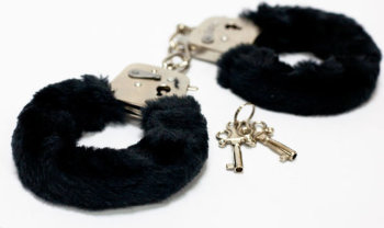 Меховые черные наручники с ключами