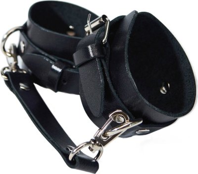 Черные кожаные наручники с соединением на карабинах  Цена 1 573 руб. Широкие, прочные наручники. Версия широких наручников с соединением на карабинах. Особенности: - натуральная кожа (1,8-2 мм), 1 слой - широкие фиксаторы рук - никелированная металлическая фурнитура - разъемное кожаное соединение - обхват запястья от 15 до 23 см - размер манжеты 20х5 см, длина соединения 20,5 см. Страна: Россия. Материал: натуральная кожа, металл.