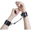 Черные кожаные наручники с соединением на карабинах  Цена 1 573 руб. - Черные кожаные наручники с соединением на карабинах