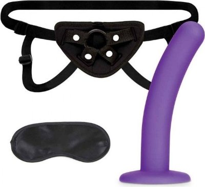 Фиолетовый поясной фаллоимитатор Strap on Harness 5in Dildo Set - 12,25 см.  Цена 8 402 руб. Длина: 12.25 см. Диаметр: 2.1 см. Трусики для насадок с кармашком, в который можно поместить вибропулю для дополнительной стимуляции и удобный для новичков гладкий фаллоимитатор. Регулировка трусиков позволит одевать их на талию до 165 сантиметров в диаметре. Трусы могут использовать как мужчины, так и женщины. Мягкая передняя подкладка у трусиков обеспечивает комфорт при использовании, а прилагаемые сменные кольца разных диаметров можно использовать, не только с фаллосом в комплекте, но и с другими игрушками другого размера. Сатиновая маска на глаза обеспечит приватность и пикантность интимной игры. Рабочая длина - 11,25 см. Страна: США. Материал: силикон.