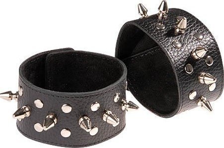 Чёрные напульсники с шипами и заклепками