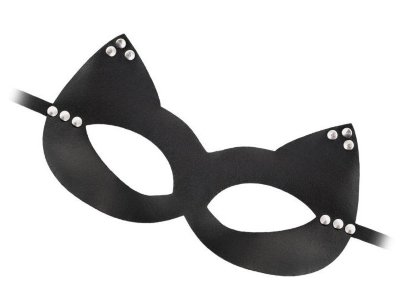Пикантная черная маска Кошка с заклепками  Цена 2 608 руб. Маска Кошка — это аксессуар, который должен быть в коллекции каждой ценительницы удовольствий, ведь с ее помощью можно исследовать себя. Ограничение зрения позволяет полностью сосредоточиться на ощущениях и обостряет тактильное восприятие. В маске привычные прикосновения, поцелуи или тиклинг раскрываются целой гаммой новых чувств. Играть в подчинение. Вжиться в роль послушной пленницы или насладиться тотальным контролем над чувствами партнера — с маской Кошка можно переписать сценарий прямо во время игры. Экспериментировать. Надевай маску только на время прелюдии, чтобы усилить возбуждение или под конец игры, чтобы сделать финал фееричным. Попробуй все виды удовольствия с кожаной маской Кошка от Штучки-Дрючки. Страна: Китай. Материал: натуральная кожа, металл.