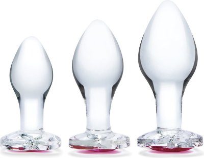 Набор из 3 стеклянных анальных пробок Heart Jewel Plug Set Этот анальный тренировочный набор умело проведет вас через процесс тренировки вашего тела для более приятного анального опыта. Эти три пробки изготовлены из гладкого прочного стекла и имеют градуированные размеры, чтобы облегчить вам этот тип стимуляции. Каждая из них имеет сужающийся кончик, облегчающий введение, и плоское расширяющееся основание, которое удобно удерживает плаг на месте. Вы можете начать с самого малого размера, используя постепенно все больший размер. Красное сердце-кристалл в основании плага добавляет элегантности каждому стимулятору, но при этом набор достаточно компактен для путешествий или хранения, тем более, что в комплекте вы найдете сатиновый белый мешочек с голубым логотипом. Длина большой пробки - 8,3 см, диаметр - 3,9 см. Длина средней пробки - 7,5 см, диаметр - 3,4 см. Длина малой пробки - 6,5 см, диаметр - 2,9 см. Страна: Китай. Материал: стекло.