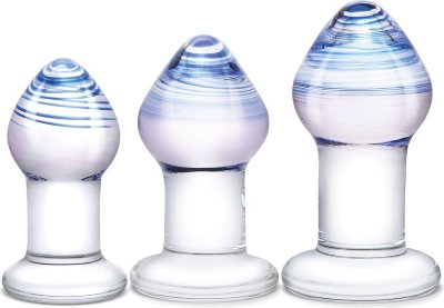 Набор из 3 стеклянных анальных пробок Pleasure Droplets Plug Set Чувственные и практичные, эти стеклянные анальные пробки — отличный способ попробовать и исследовать анальную стимуляцию. Анальный тренировочный комплект Pleasure Droplets включает в себя три удобные пробки-стимулятора из гладкого прочного стекла, которые можно нагревать или охлаждать в теплой воде. Они разработаны так, чтобы чувствовать себя комфортно. С коническим зауженным кончиком на каждой пробке, который позволяет легко вводить их. Плоское широкое основание надежно удерживает их на месте, создавая дополнительные ощущения при каждом движении. А их красивые, нежные цвета добавят художественности во время игр в вашей спальне! Длина большой пробки - 9 см, диаметр - 5 см. Длина средней пробки - 7,5 см, диаметр - 4,6 см. Длина малой пробки - 6,5 см, диаметр - 4 см. Страна: Китай. Материал: стекло.