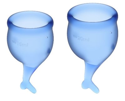 Набор синих менструальных чаш Feel secure Menstrual Cup  Цена 1 801 руб. Feel secure Menstrual Cup - набор, состоящий из двух менструальных чаш, вместимостью 15 и 20 мл. Изготовлены они из медицинского, приятного на ощупь силикона. Благодаря бесшовной обработке и элегантно расположенной мини-ручке в виде хвостика чашка очень проста и приятна в использовании. Менструальная чаша является экологически чистой альтернативой тампонам. Гибкий материал идеально адаптируется к вашим контурам и обеспечивает безопасную гигиеническую защиту на срок до 12 часов. Для более комфортного введения в первые разы можно использовать лубрикант на водной основе. Страна: Германия. Материал: силикон.