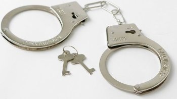 Серебристые наручники с ключиками