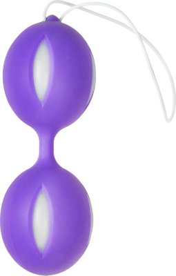 Фиолетовые вагинальные шарики Wiggle Duo  Цена 2 676 руб. Длина: 19 см. Диаметр: 3.6 см. Испытайте прекрасные ощущения, пока вы носите в себе эти любовные шарики. Внутри фиолетовой оболочки перекатываются более тяжелые шарики, получается смещенный центр тяжести, а это придает дополнительную нагрузку мышцам влагалища. Игрушка имеет прочный шнурок для извлечения. Шарики очень гладкие и нежные на ощупь, комфортны в ношении. Ухаживать за ними очень просто: просто промойте после использования шарики в тепловой воде с щадящим мылом, и воспользуйтесь средством для чистки игрушек. Рабочая длина - 10 см. Страна: Китай. Материал: анодированный пластик, силикон.
