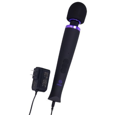 Черный жезловый вибромассажёр Merci Power Wand Длина: 31.8 см. Диаметр: 5.7 см. Откройте для себя мощь и универсальность перезаряжаемого вибрационного массажёра Merci. Этот беспроводной девайс с 8 скоростями и 8 режимами вибрации предлагает 64 уникальных ощущения, достигая до 9,700 оборотов в минуту. Мягкая силиконовая головка и гибкая шейка обеспечивают комфорт и удобство использования. - Мощная вибрация: 8 скоростей и 8 режимов для разнообразия ощущений. - Удобство использования: Беспроводной дизайн с возможностью использования во время зарядки. - Универсальность: Подходит для большинства насадок, включая аксессуары Merci. - Долговечность: Встроенный литий-ионный аккумулятор обеспечивает 1.5 часа работы при 3 часах зарядки. - Безопасность: Изготовлен из безопасного для тела силикона, без фталатов. Страна: Китай. Материал: силикон. Батарейки: встроенный аккумулятор.