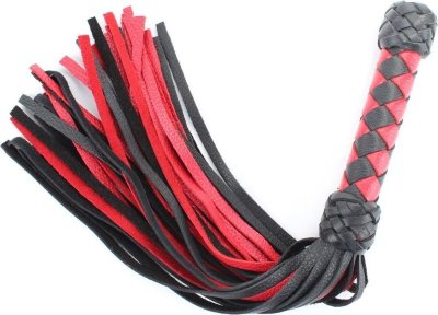 Черно-красная клеть с плетеной ручкой с ромбовидным узором - 45 см.  Цена 7 420 руб. Длина: 45 см. Плеть выполнена из натуральной кожи черного и красного цветов. Черно-красное плетение в виде ромбов на рукоятке и разноцветные хвосты делают аксессуар эффектным. Количество хвостов - 40 штук. Возбуждающая воображение плеть поможет воплотить задуманное в реальность. Длина хвостов - 28 см. Длина рукояти - 16 см. Страна: Россия. Материал: натуральная кожа.