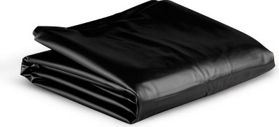 Черное виниловое покрывало - 230 х 180 см.  Цена 5 409 руб. С помощью этой черной простыни защитите свою кровать, пол и мебель от смазок, лубрикантов, гелей, массажного масла и других жидкостей. Простыня EasyToys на 100 % водонепроницаема и подходит для кроватей с размером до 230 см. Положите ее на кровать, чтобы защитить простыни и другое постельное белье, на пол или в любое другое место, которое вы хотите оставить в чистоте и порядке, несмотря на все влажное удовольствие, которым хотите насладиться сполна! Наслаждайтесь массажем тела без последующих хлопот, связанных с удалением масляных пятен. Размеры - 230 х 180 см. Страна: Китай. Материал: поливинилхлорид (ПВХ, PVC).