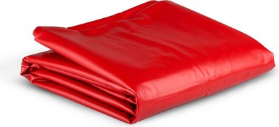 Красное виниловое покрывало - 230 х 180 см.  Цена 5 409 руб. С помощью этой красной простыни защитите свою кровать, пол и мебель от смазок, лубрикантов, гелей, массажного масла и других жидкостей. Простыня EasyToys на 100 % водонепроницаема и подходит для кроватей с размером до 230 см. Положите ее на кровать, чтобы защитить простыни и другое постельное белье, на пол или в любое другое место, которое вы хотите оставить в чистоте и порядке, несмотря на все влажное удовольствие, которым хотите насладиться сполна! Наслаждайтесь массажем тела без последующих хлопот, связанных с удалением масляных пятен. Размеры - 230 х 180 см. Страна: Китай. Материал: поливинилхлорид (ПВХ, PVC).