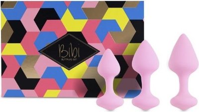 Набор из 3 нежно-розовых анальных пробок Bibi Butt Plug Set  Цена 7 102 руб. Набор плагов идеально подходит для знакомства с игрушками для анального секса, для дополнительной стимуляции во время секса или для использования при подготовке к анальному сексу. Все три игрушки мягкие и гибкие, поэтому их легко вставлять и удобно носить. Набор состоит из трех разных размеров, так что вы постепенно сможете привыкнуть к ношению пробок большего размера. При производстве использован безопасный силикон и пластик без фталатов. Каждая пробочка имеет коническую головку для безопасного и легкого введения, а также расширенное ограничительное основание для безопасности использования каждого плага. Длина малой пробки - 7,7 см., диаметр - 3 см. Длина средней пробки - 8,7 см., диаметр - 3,5 см. Длина большой пробки - 9,7 см., диаметр - 4 см. Вес пробок - 28, 44 и 65 гр. Страна: Китай. Материал: силикон.