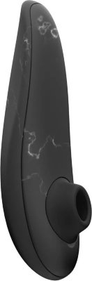 Черный бесконтактный клиторальный стимулятор Womanizer Marilyn Monroe Special Edition Длина: 14.8 см. Женская привлекательность только тогда сильна, когда она естественна и стихийна. (c) Мэрилин Монро Лимитированная версия Womanizer Classic 2 Marilyn Monroe! Клиторальный стимулятор из крайне ограниченного тиража, в роскошном мраморном цвете Black Marble придется по вкусу самым взыскательным ценительницам чувственных удовольствий. Уникальная технология Pleasure Air теперь в новом утонченном и эргономичном корпусе Womanizer Classic 2 с покрытием из тактильно приятного, бархатистого силикона. Устройство имеет 10 режимов интенсивности работы. Начальный уровень теперь еще мягче и нежнее, а это значит, что новое устройство идеально подойдет девушкам с повышенной чувствительностью. Кроме того Womanizer Classic 2 оснащен инновационной технологией Afterglow, которая позволяет испытывать множественный оргазм балансируя на волне удовольствия. Подойдя к самому пику или после оргазма одним нажатием вы сможете моментально сбрасывать стимуляцию до самой нежной, а потом наращивать ее снова. Страна: Китай. Материал: анодированный пластик, силикон. Батарейки: встроенный аккумулятор.