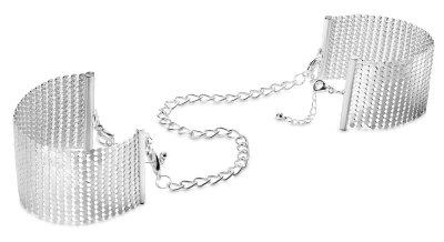 Серебристые наручники-браслеты Desir Metallique Handcuffs  Цена 4 084 руб. Великолепное украшение для нежных женских запястий. Такие наручники скорее декоративны, но они потрясающе смотрятся. Легкие браслеты сделаны из тонких металлических чешуек серебристого цвета, соединены между собой съемной цепочкой. Этим аксессуаром любви можно дополнить романтический наряд для спальни. Страна: Испания. Материал: металл.