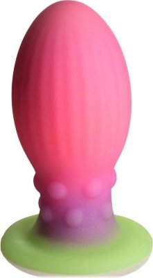 Розовая пробка-яйцо XL Xeno Egg - 17,6 см. Длина: 17.6 см. Диаметр: 7.9 см. Большое, толстое, мягкое, светящееся в темноте яйцо с выступами вдоль шейки, сделанное из силикона премиум качества. Это яркое яйцо светится в темноте и очень похоже на яйцо инопланетянина! Или вы можете представить, что встретили совершенно новый вид существ и их особенно уникальный фаллос! Ребристые боковые стороны и неровная шейка обеспечивают дополнительную стимуляцию. Суженый кончик помогает вам вставить его, а круглый широкий корпус обеспечивает приятное наполнение! Используйте его вагинально и наслаждайтесь откладыванием яйца, выталкивая его после проникновения! Яйцо изготовлено из высококачественного силикона, не содержащего фталатов, оно мягкое и шелковистое. Рабочая длина - 15,5 см. Страна: Китай. Материал: силикон.