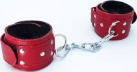 Красные кожаные наручники с меховым подкладом