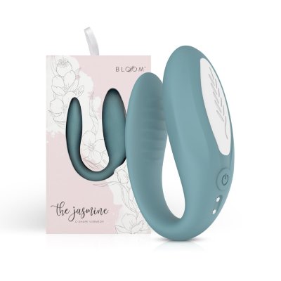 Голубой C-образный вибростимулятор для пар The Jasmine Длина: 9.2 см. Jasmine – это стильный C-образный вибратор, созданный для одновременной стимуляции G-зоны и клитора. Его уникальная форма обеспечивает точное воздействие на самые чувствительные зоны, даря вам непревзойденное удовольствие. С 10 настройками (5 режимов вибрации и 5 уровней интенсивности) вы сможете найти идеальный ритм для любого настроения. Удобная swipe-технология позволяет легко переключаться между настройками, а мягкий силикон делает использование комфортным и приятным. Страна: Нидерланды. Материал: анодированный пластик, силикон. Батарейки: встроенный аккумулятор.