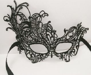 Асимметричная маска Тайны Венеции  Цена 985 руб. Кружевная маска в венецианском стиле с многочисленными узорами. Завязывается на атласные ленты. Упаковка - бумажный конверт. Размеры - 22 х 13,5 см. Страна: Китай.