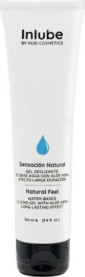 Интимный лубрикант с алоэ вера Inlube Natural Feel - 100 мл. Inlube - интимный лубрикант на водной основе с гелевой текстурой обеспечивает максимально длительное скольжение и естественные ощущения. Роскошное шелковистое прикосновение и эксклюзивная формула гелей Inlube удивят вас своим длительным эффектом. Лубрикант содержит в своем составе алоэ вера, которое оказывает смягчающее и успокаивающее действие для лучшего ухода за интимными зонами. Веганская формула на водной основе не содержит парабенов, сахара и глютена. Нанесите Inlube de Nuei на руку или интимную область и аккуратно распределите. Вы можете применять его повторно столько раз, сколько пожелаете. вода, глицерин, сок листьев алоэ барбаденсис, гидроксиэтилцеллюлоза, бензоат натрия, сорбат калия, цитрат натрия, лимонная кислота, сахарин натрия, динатрийфосфат, полисорбат 60, фосфат натрия, динатрий ЭДТА. Страна: Испания. Объем: 100 мл.