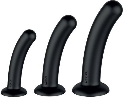 Набор из 3 черных анальных втулок Dilating Set В этот набор входят 3 изогнутых силиконовых втулки разных размеров, которые помогут вам подготовиться анальным и вагинальным к играм. Начните с малого и постепенно увеличивайте нагрузку, чтобы достичь желаемых ощущений. Изогнутая форма идеально подходит для стимуляции точки G или простаты, а основание с присоской позволяет закрепить расширитель на большинстве поверхностей для развлечения без помощи рук или использования с ремнём для страпона. Изготовлены из прочного, но гибкого силикона. Длина большой втулки - 17 см, диаметр - 3,5 см. Длина средней втулки - 15 см, диаметр - 3 см. Длина малой втулки - 12,5 см, диаметр - 2,5 см. Страна: Великобритания. Материал: силикон.