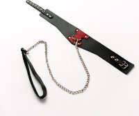 Черный широкий ошейник с красным декором и поводком