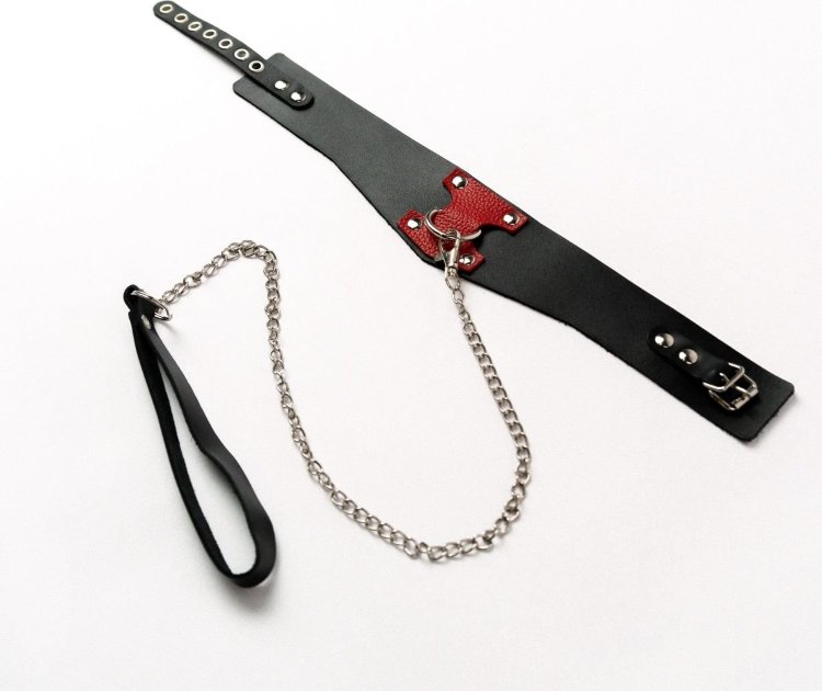Черный широкий ошейник с красным декором и поводком
