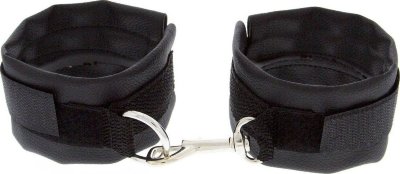 Чёрные полиуретановые наручники с карабином Beginners Wrist Restraints  Цена 2 061 руб. Чёрные полиуретановые наручники с карабином Beginners Wrist Restraints. Ширина - 5 см. Страна: Китай. Материал: полиуретан.