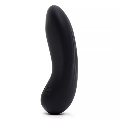 Черный клиторальный вибратор Sensation Clitoral Vibrator Длина: 9 см. Миниатюрный, удобный клиторальный вибратор для начинающих, идеальной подходит для прелюдий и сольной игры. В арсенале устройства 15 рисунков вибраций и 5 уровней интенсивности. Выбирайте свой режим, который приведет вас к пику удовольствия. Вибратор с рельефной текстурой изготовлен из силикона высокого качества, он гладкий и приятный на ощупь. Водонепроницаемый, поэтому подойдет для использования в ванной или душе. Страна: Китай. Материал: силикон. Батарейки: встроенный аккумулятор.