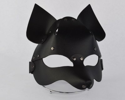 Черная кожаная маска Лиса Маска изготовлена из натуральной кожи. Регулируется при помощи резинки и пластиковой пряжки. Металлическая фурнитура имеет никелевое покрытие. Страна: Россия. Материал: натуральная кожа.