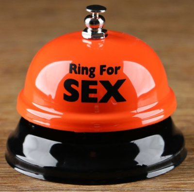 Настольный звонок RING FOR SEX  Цена 658 руб. Настольный звонок RING FOR SEX. Цвета в ассортименте, но не могут быть выбраны. Страна: Китай. Материал: металл.