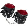 Черные кожаные наручники с двумя ремнями и красной подкладкой