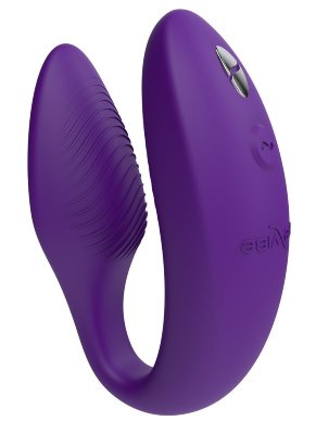 Фиолетовый U-образный вибратор для пар We-Vibe Sync 2 Длина: 7.7 см. Обновленная версия культового вибратора для пар - We-Vibe Sync!Одинаковых организмов не бывает. Поэтому вибратор We-Vibe Sync отличается тем, что может принимать форму вашего тела. В вибраторе предусмотрены две зоны регулировки для удобной стимуляции точки G и клитора с большим или меньшим давлением. Кроме того, We-Vibe Sync остается на месте даже при изменении позиции во время секса. - Компактная и эргономичная форма - Интенсивная стимуляция за счет мощного и в то же время тихого мотора - Очень удобный гладкий и мягкий силикон, предназначенный для медицинского использования - 100% водонепроницаемый для развлечения в воде и легкой очистки - Беспроводной пульт ДУ с устойчивым соединением с функцией контроля мощности для получения совместного удовольствия - 10 встроенных режимов вибрации, пульсации и эскалации + бесконечное множество индивидуальных узоров стимуляции через бесплатное приложение We-Vibe. - Батарейка CR2032 в комплекте. Страна: Китай. Материал: силикон. Батарейки: встроенный аккумулятор.