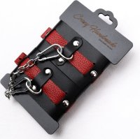 Черно-красные кожаные наручники на металлической сцепке