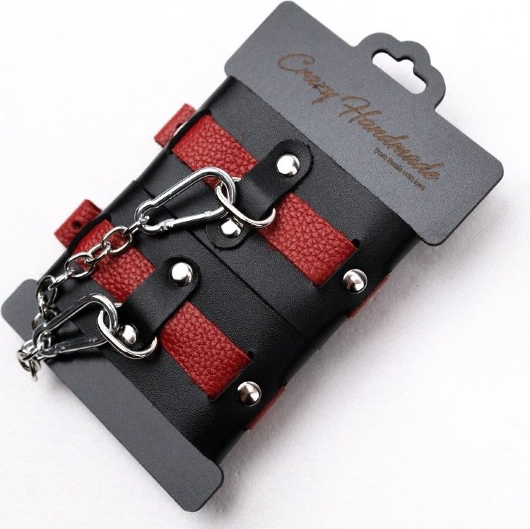 Черно-красные кожаные наручники на металлической сцепке