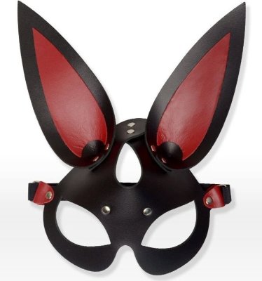 Черно-красная кожаная маска с длинными ушками  Цена 2 832 руб. Появилось желание разнообразить привычные сексуальные отношения и не знаете с чего начать? Потрясающая эффектная маска позволит перевоплотиться в нежное игривое существо, которое впишется в множество сексуальных ролевых сценариев. Сексуальная и изящная маска изготовлена из высококачественной натуральной ременной кожи, это придаёт изделию каркасный роскошный вид. Маска легко одевается и имеет универсальный размер за счёт ремешка-резинки, который надёжно и комфортно фиксирует аксессуар на голове. Большой кокетливый разрез под глаза сделает Ваш взгляд томным и страстным, излучающим безграничную сексуальную энергию. Металлические декоративные элементы в сочетании с натуральной чёрной кожей придаёт изделию фетишности. Страна: Россия. Материал: натуральная кожа.