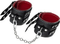 Черные кожаные оковы с двумя ремнями и красной подкладкой