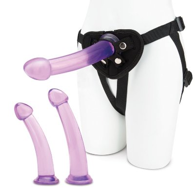 Тренировочный набор с тремя насадками Pegging Training Set Тренировочный набор из 3 фаллоимитаторов и фиксирующих трусиков, с регулируемым размером, включает в себя три фаллоимитатора разных размеров, чтобы вы могли вывести анальное проникновение на новый уровень. Начинайте с самого небольшого фаллоса, заменяя его средним, и заканчивая большим! Каждый гладкий, тонкий фиолетовый фаллоимитатор имеет изогнутый стержень, который с легкостью воздействует на глубокие эрогенные зоны. Длина малой насадки - 18,5 см, диаметр 3,5 см. Длина средней насадки - 20 см, диаметр 3,7 см. Длина большой насадки - 21,5 см, диаметр 3,8 см. Страна: Китай. Материал: поливинилхлорид (ПВХ, PVC).