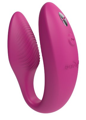 Розовый U-образный вибратор для пар We-Vibe Sync 2 Длина: 7.7 см. Обновленная версия культового вибратора для пар - We-Vibe Sync!Одинаковых организмов не бывает. Поэтому вибратор We-Vibe Sync отличается тем, что может принимать форму вашего тела. В вибраторе предусмотрены две зоны регулировки для удобной стимуляции точки G и клитора с большим или меньшим давлением. Кроме того, We-Vibe Sync остается на месте даже при изменении позиции во время секса. - Компактная и эргономичная форма - Интенсивная стимуляция за счет мощного и в то же время тихого мотора - Очень удобный гладкий и мягкий силикон, предназначенный для медицинского использования - 100% водонепроницаемый для развлечения в воде и легкой очистки - Беспроводной пульт ДУ с устойчивым соединением с функцией контроля мощности для получения совместного удовольствия - 10 встроенных режимов вибрации, пульсации и эскалации + бесконечное множество индивидуальных узоров стимуляции через бесплатное приложение We-Vibe. - Батарейка CR2032 в комплекте. Страна: Китай. Материал: силикон. Батарейки: встроенный аккумулятор.