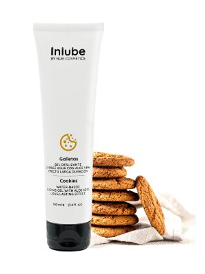 Лубрикант на водной основе Nuei Inlube с алоэ вера и ароматом печенья - 100 мл. Inlube - интимный лубрикант на водной основе с гелевой текстурой обеспечивает максимально длительное скольжение и естественные ощущения. Роскошное шелковистое прикосновение и эксклюзивная формула гелей Inlube удивят вас своим длительным эффектом. Лубрикант содержит в своем составе алоэ вера, которое оказывает смягчающее и успокаивающее действие для лучшего ухода за интимными зонами. А также обладает интенсивным и соблазнительным ароматом печенья, не оставляющим послевкусия. Веганская формула на водной основе не содержит парабенов, сахара и глютена. Нанесите Inlube de Nuei на руку или интимную область и аккуратно распределите. Вы можете применять его повторно столько раз, сколько пожелаете. вода (вода), глицерин, гидроксиэтилцеллюлоза, ароматизаторы, экстракт алоэ барбаденсис, бензоат натрия, сорбат калия, цитрат натрия, лимонная кислота, сахарин натрия, динатрий ЭДТА. Страна: Испания. Объем: 100 мл.