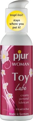 Лубрикант для использования с игрушками pjur WOMAN ToyLube - 100 мл.  Цена 3 151 руб. Pjur Woman Toy Lube – лубрикант, разработанный специально для женщин-поклонниц секс-игрушек. Смазка с легкой консистенцией легко наносится на любые интимные игрушки (из стекла, латекса, резины, силикона), не стекая, а значит, не пачкая постельное белье и одежду. Смазка обеспечивает роскошное скольжение и при этом препятствует образованию микротрещин – кожа остается такой же нежной и гладкой. В состав не входят жиры, вредные примеси и парфюмерные отдушки, поэтому Pjur Woman Toy Lube абсолютно безопасен для здоровья. Кроме того, среди компонентов лубриканта нет спермицидов. Может использоваться для смазки презервативов. Страна: Германия. Объем: 100 мл.