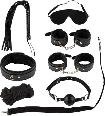 Набор из 7 черных БДСМ-девайсов В набор входят 2 пары кожаных наручников с мехом (для рук и ног), 1 ошейник кожаный с поводком, 1 кляп-шар, 1 маска для глаз, 1 плеть-флогер, 1 веревка для связывания. Всего 7 предметов для смелых экспериментов в спальне. Комплект выполнен из прочной эко-кожи практичного черного цвета и совершенно неприхотлив в уходе. Страна: Китай. Материал: искусственная кожа, металл.